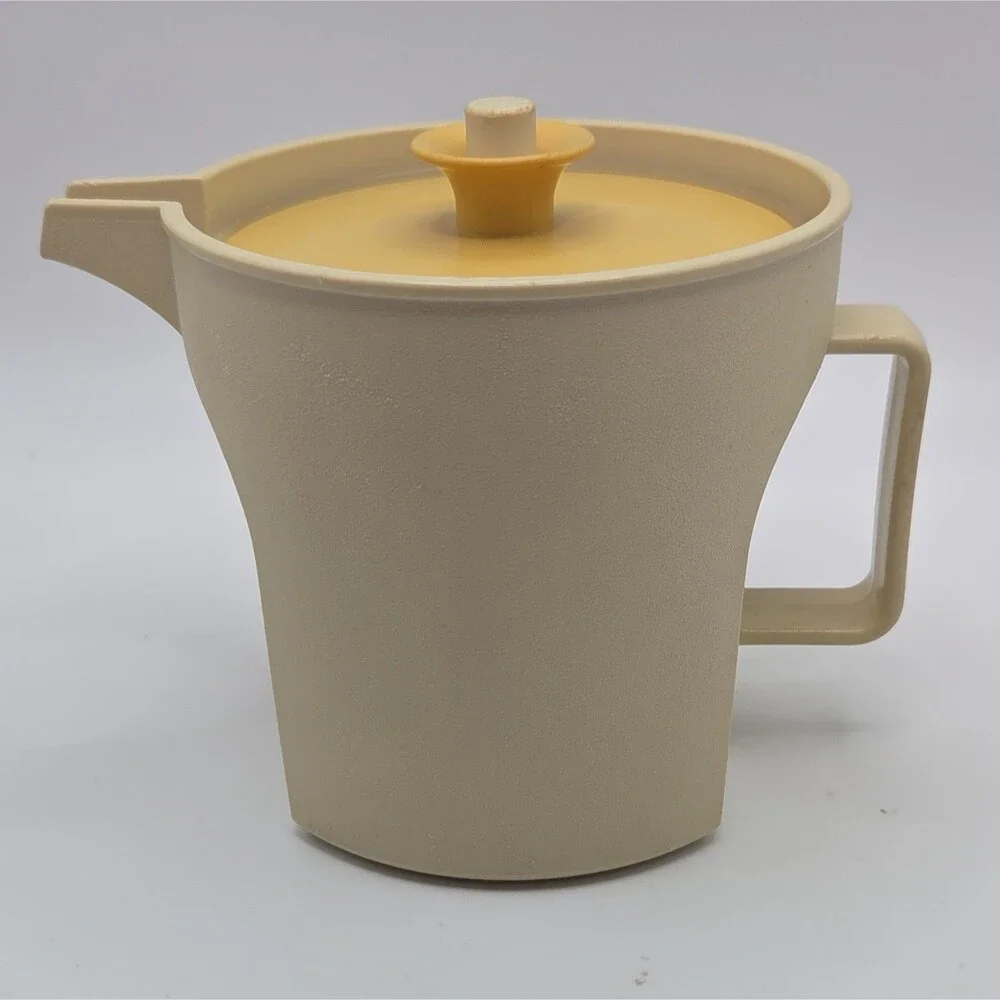 Tupperware 1414-1 Creamer With Button Seal Lid Harvest Gold Almond